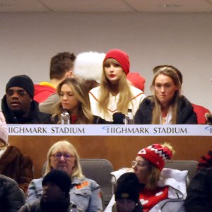 Taylor Swift trò chuyện với Kylie Kelce, chị dâu của Travis Kelce tại Game