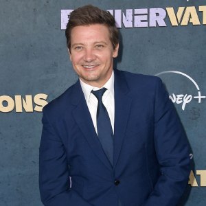 Jeremy Renner trở lại bệnh viện Reno sau 1 năm sau tai nạn máy cày tuyết