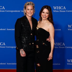 Sophia Bush ca ngợi ‘ Bạn gái của Ashlyn Harris vào ngày của mẹ