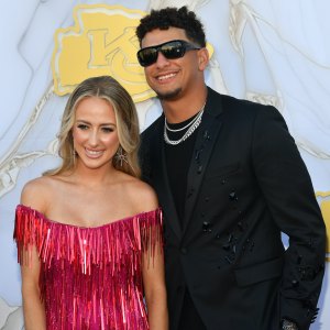 Patrick Mahomes Vợ và 2 con đến thăm trong thời gian huấn luyện trưởng