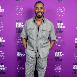 Colman Domingo đang phấn đấu trong bộ màu xám có họa tiết tại “Sing Singing’ Desktops