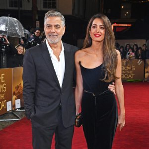 Nhìn lại những khoảnh khắc phong cách cặp đôi quyến rũ của George Clooney và Amal Clooney