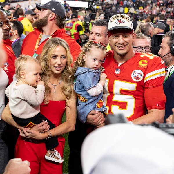 Patrick Mahomes ngọt ngào đọc sách ảnh cho 2 đứa con