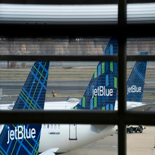 Máy bay JetBlue nghiêng trở lại sau khi hạ cánh tại JFK…