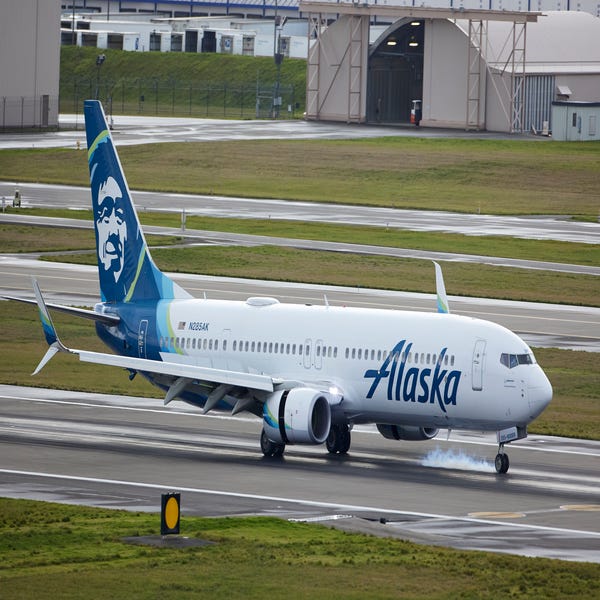 FAA cấm bay máy bay Boeing trên Alaska Airlines…