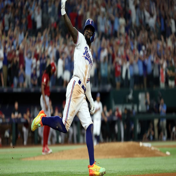 Rangers giành chiến thắng trong trận mở màn World Series trong trận đấu xuất phát