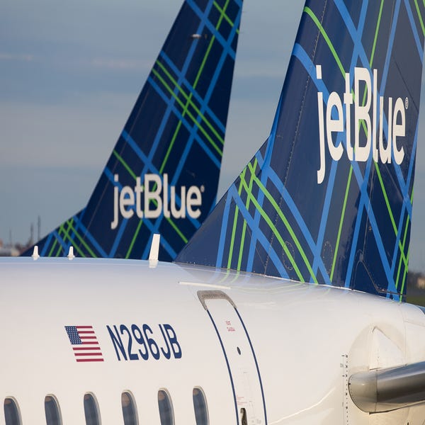 Máy bay JetBlue bị hư hỏng sau khi liên lạc tại…