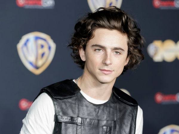 Cho chúng tôi xem Timothée Chalamet hát ở Wonka, đồ hèn nhát