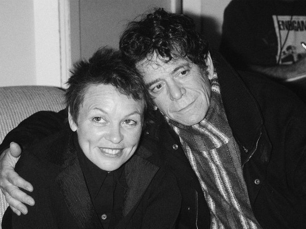 Laurie Anderson đã lèo lái di sản của Lou Reed như thế nào