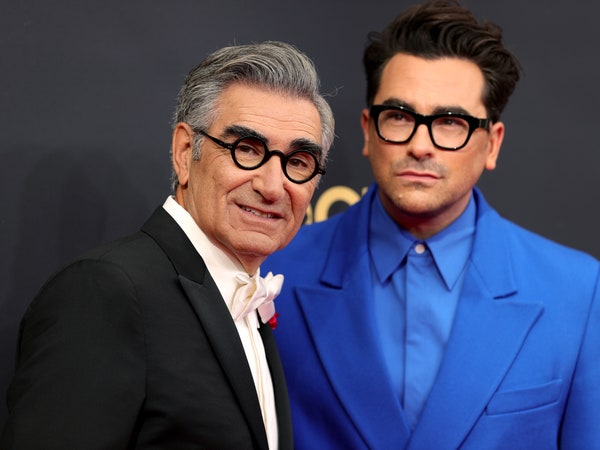 Cha-Con trai Duo Eugene Levy và Dan Levy gọi host Emmys 2024