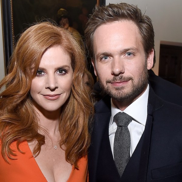 Patrick J. Adams và Sarah Rafferty xem ‘ Lần đầu tiên — Không theo dõi — để ‘ Các chi tiết của Sidebar: