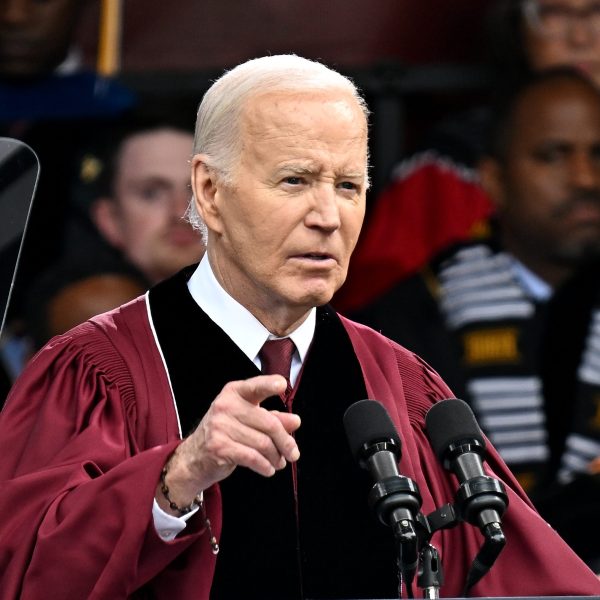 Joe Biden gọi ngừng bắn ở Trung Đông giữa những cuộc biểu tình im lặng tại Đại học Morehouse