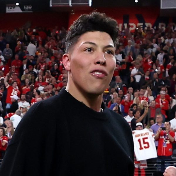 Jackson Mahomes được coi là anh hùng sau khi bảo vệ trẻ em trong vụ xả súng hàng loạt tại cuộc diễu hành