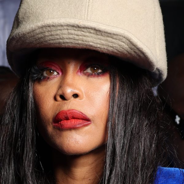 Erykah Badu đùa rằng những người đàn ông đích thực xem bóng đá, nói với những “anh chàng mềm yếu” không đồng ý “Hủy theo dõi”