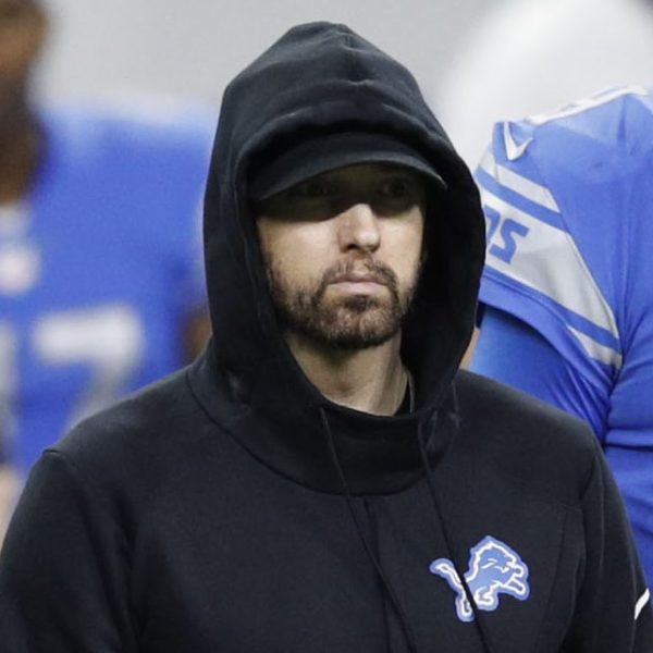 Eminem đề nghị mặc đồ và chơi cho Detroit Lions trong trận Playoff sắp tới