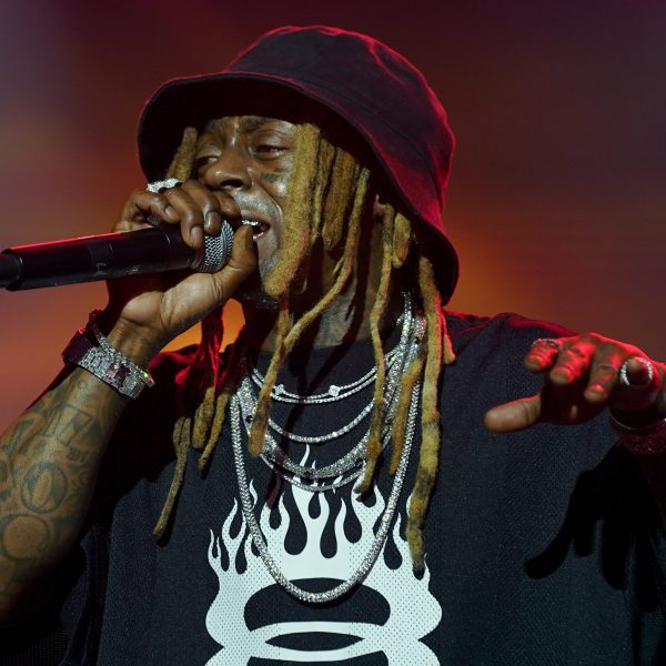 Lil Wayne bỏ qua những chàng trai nóng bỏng nhất, biểu diễn với Young Money