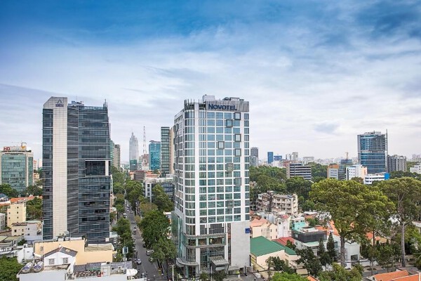 Chủ khách sạn Novotel Saigon Centre lỗ hơn trăm tỷ nửa đầu năm