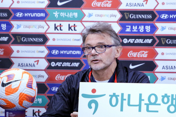 HLV Philippe Troussier: Tuyển Việt Nam lẽ ra ghi 2-3 bàn vào lưới Hàn Quốc