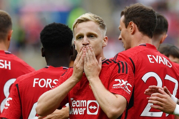 MU đánh bại Lyon nhờ siêu phẩm của Van de Beek