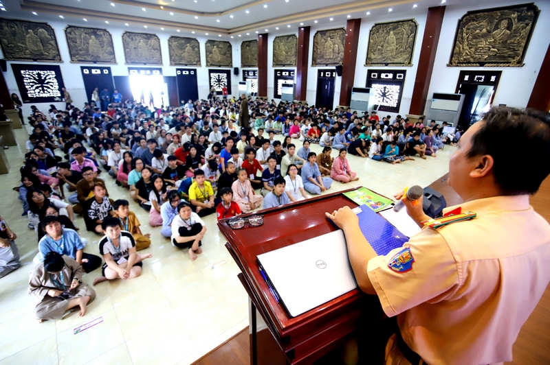 Tuyên truyền, vận động tăng ni, phật tử tham gia bảo đảm trật tự an toàn giao thông