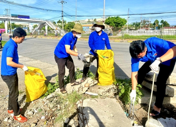 “Áo xanh” hành động vì môi trường xanh