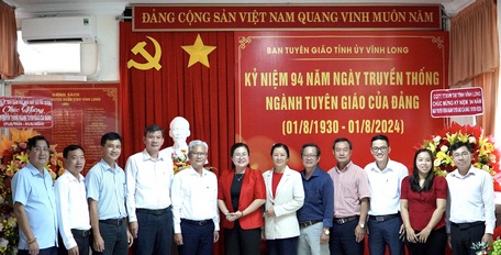 Các đơn vị chúc mừng Ban Tuyên giáo Tỉnh ủy nhân Ngày truyền thống ngành Tuyên giáo của Đảng