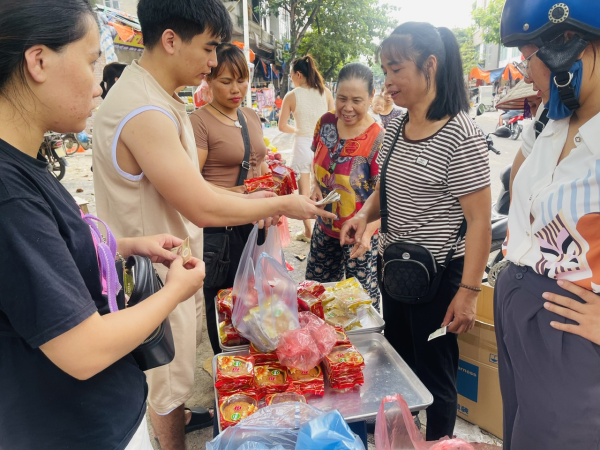 Bánh trung thu “5k” tràn vỉa hè