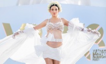 Võ Hoàng Yến bế bụng bầu 8 tháng catwalk