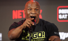 Mike Tyson phải cấp cứu trên máy bay