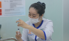 Sốt nhẹ, ho và tiêu chảy nhẹ có được tiêm vaccine?