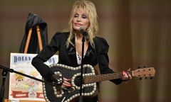 Dolly Parton tặng hàng trăm triệu cuốn sách cho trẻ em