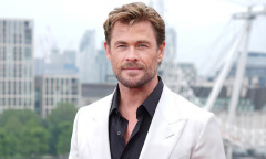 Chris Hemsworth gây bất ngờ khi chơi trống