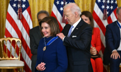 Tổng thống Biden trao Huân chương Tự do cho bà Pelosi