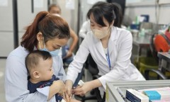 Mua 10 loại vaccine tiêm miễn phí cho trẻ sau một năm khan hiếm