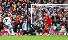 Liverpool gục ngã ở Ngoại hạng Anh