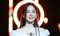 Song Hye Kyo gây chú ý ở lễ trao giải Rồng Xanh