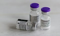 Vì sao người tiêm không được giữ lọ chứa vaccine?