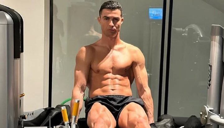 Thói quen dị của Ronaldo: Ngủ 5 giấc, nằm trong 'tủ lạnh', ăn kiểu phi hành gia 0