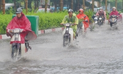 Người Hà Nội vất vả lội nước, đội mưa đi làm sáng đầu tuần