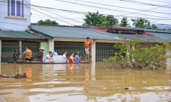 Băng rừng, vượt lũ đưa nước tinh khiết tới bà con vùng sâu vùng xa