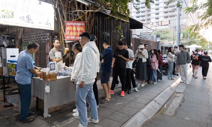 Quán trà chanh giã tay ngày bán hơn 200 cốc, khách xếp hàng chờ mua kín vỉa hè 0 