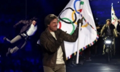 Bế mạc Olympic 2024: Tom Cruise đu mình nhảy từ nóc sân