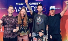 Trưởng nhóm Maroon 5 bất ngờ tặng quà cho rapper nhí 0 Sao Việt