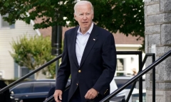 Khoảnh khắc khó khăn của ông Biden