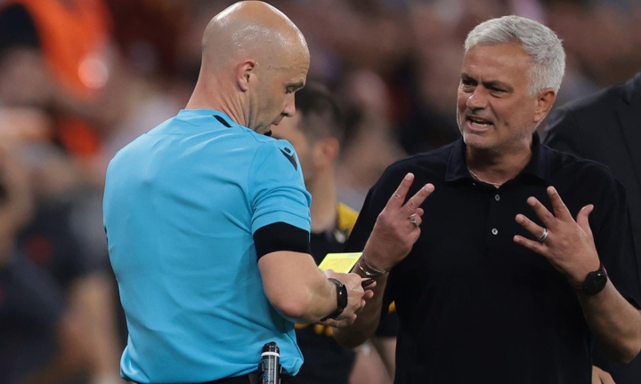 Lăng mạ trọng tài, HLV Mourinho trả giá cực đắt 0 