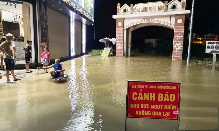 Nước sông Cầu dâng cao lịch sử, dân Thái Nguyên thâu đêm chạy lụt 0