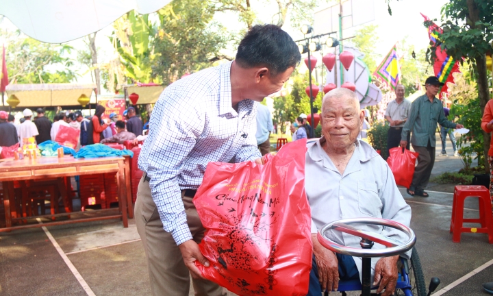 Người Hội An xách giỏ đi chợ 0 đồng, ấm lòng mang về hàng tá đồ ăn Tết 1