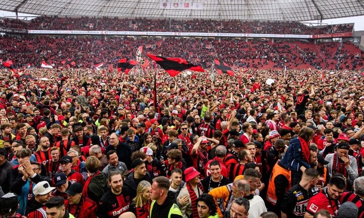 Bay Arena vỡ sân trong ngày Bayer Leverkusen vô địch