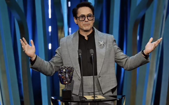 Robert Downey Jr. đùa cợt về "uy tín giảm dần" sau khi thủ vai Người Sắt trong Marvel