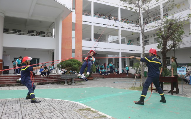 Học sinh ở Kiên Giang trải nghiệm thực tế làm lính cứu hỏa